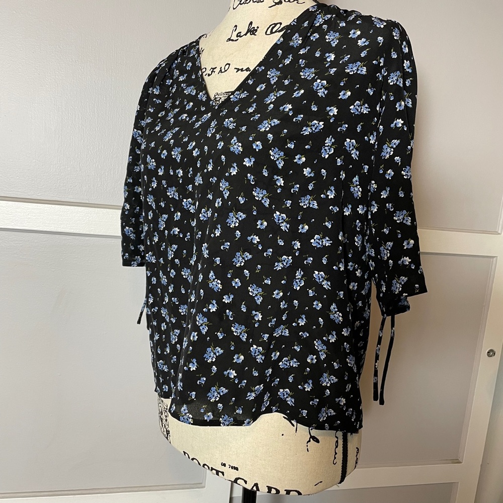 Madewell 100% Silk Black & Blue Floral Short Sleeve Blouse - Picture 3 of 7
